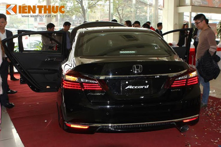 Phía đuôi xe của Accord 2016 được hãng xe Honda làm mới nhẹ với cụm cản sau đầy cá tính, bên cạnh đó đuôi xe mạnh mẽ hơn nhờ chi tiết ống xả kép 2 bên và thanh chắn mạ cờ-rôm liền mạch, cứng cáp.