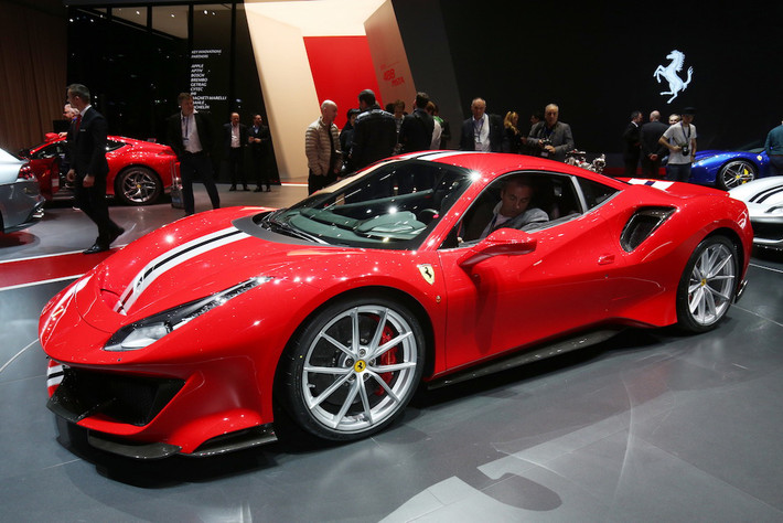 Ferrari 488 Pista sử dụng lốp Michelin Sport Cup 2; bộ mâm hợp kim 20 inch trọng lượng nhẹ hơn 40% so với 488 GTB. Cản trước và sau được làm hoàn toàn bằng sợi carbon, bộ khuếch tán sau lấy từ chiếc 488 GTE phiên bản đua Le Mans. Dự kiến, mức giá Ferrari 488 Pista sẽ từ khoảng 300.000 USD (khoảng 6,8 tỷ đồng).