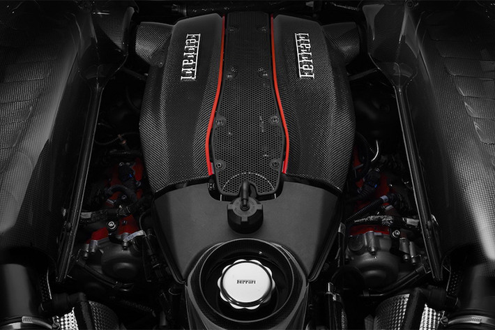 Động cơ V8 dung tích 3.9L tăng áp kép (bi-turbo) trên 488 được thiết kế "S-duct" ở mặt trước với họng hút gió trước lấy cảm hứng từ xe đua F1, cải tiến lại các van nạp xả, piston và thành xy-lanh, hệ thống tăng áp và một bộ làm mát không khí nạp intercooler lớn hơn... Điều đặc biệt là động cơ này nhẹ hơn 18kg so với động cơ 488 GTB tiêu chuẩn.