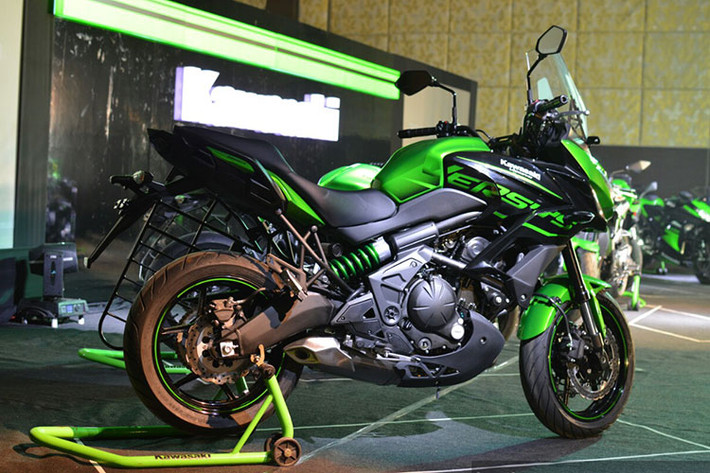 Theo đó, Kawasaki Versys 650 2019 sẽ được bộ tem mới và lựa chọn màu đen xám. Ngoài tùy chọn màu mới, Versys 650 bản nâng cấp 2019 không có thay đổi gì về thông số kỹ thuật cũng như thiết kế ngoại hình của xe.