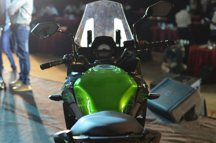 Đầu xe có thiết kế giống với đầu của đàn anh Kawasaki Ninja ZX-10R và Ninja H2 với cặp cánh gió nhỏ ở dưới đầu đèn. Bảng điều khiển trung tâm kết hợp giữa đồng hồ analog báo vòng tua máy và đồng hồ LCD hiển thị các thông số vận tốc hay lượng xăng... làm mới đẹp mắt, ấn tượng.