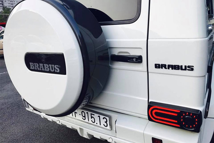 Ở phía sau, chiếc xe SUV địa hình hạng sang này không có thay đổi so với phiên bản G63 AMG thường từ Mercedes ngoài logo Brabus phía sau. Bên cạnh gói độ này, Brabus còn có các gói độ Widestar khác dành cho G63 với vòm bánh rộng hơn và một số chi tiết ốp hai bên thân xe.