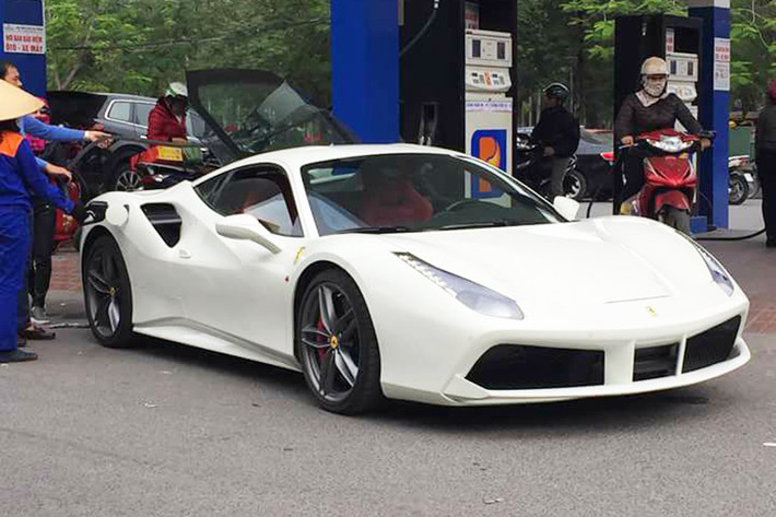 Ferrari 488 GTB mới là một trong những siêu xe đang khá thịnh hành tại thị trường Việt Nam trong thời gian qua với khoảng hơn 10 chiếc được đưa về nước theo dạng nhập khảu tư nhân, đa số trong đó đều định cư tại các thành phố lớn như Sài Gòn, Hà Nội hay Đà Nẵng - đây là chiếc đầu tiên có mặt tại Hải Phòng.