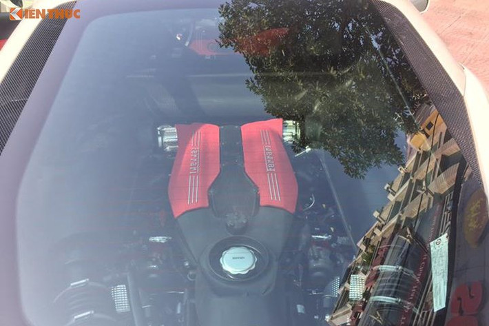Ferrari 488 GTB cũng là chiếc Ferrari thứ 2 sử dụng động cơ tăng áp được đặt ở phía sau. Chiếc đầu tiên dùng loại động cơ này là California T. Ưu điểm của loại động cơ này là dung tích nhỏ, tiêu hao ít nhiên liệu và công suất mạnh hơn. Động cơ 488 GTB có dung tích 3,9 lít, công suất 661 mã lực và 760 Nm mô-men xoắn.
