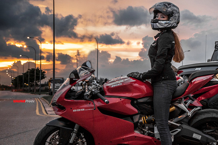Mẫu Sportbike tầm trung của hãng xe máy Ducati sử dụng khung sườn nguyên khối và động cơ Superquadro V-Twin dung tích 899cc cho công suất 148 mã lực tại 10.750 vòng/phút và mô men xoắn cực đại 98 Nm tại 9000 vòng/phút đi cùng hộp số 6 cấp với tính năng sang số nhanh.