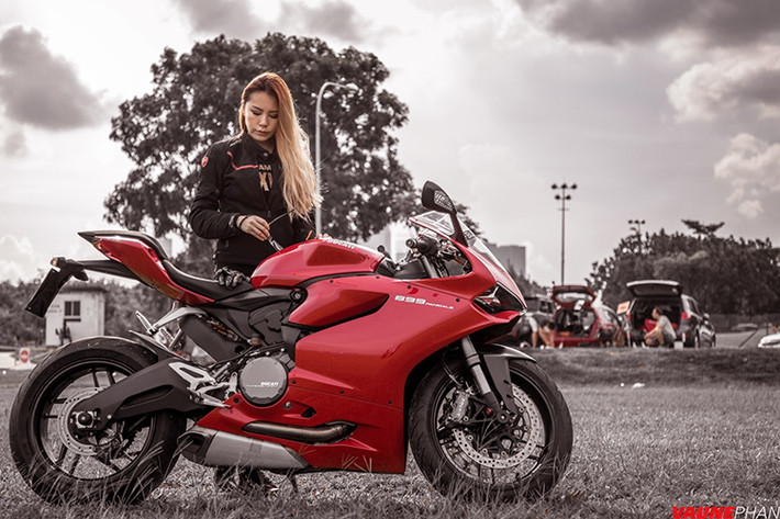Xuất hiện lần đầu tiên tại triển lãm Frankfurt Motoshow 2013, mẫu xe môtô Ducati 899 Panigale được xem như phiên bản thu nhỏ của siêu phẩm 1199 Panigale. Xe được trang bị công nghệ khung sườn nguyên khối monocoque giúp xe giảm thiểu trọng lượng, xe chỉ nặng có 169 kg.