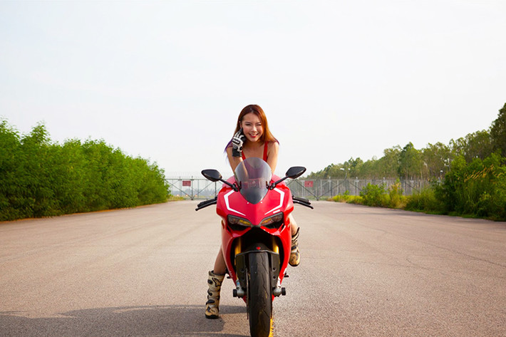 Tại thị trường Việt Nam mặc dù "người anh em" Ducati 959 Panigale mới được nhập khẩu chính hãng về Việt Nam nhằm thay thế cho 899 Panigale nhưng sức hút của mẫu xe này vẫn không hề giảm nhiệt với các tín đồ Ducatista. Hiện giá bán chính hãng của 899 Panigale được nhà phân phối là Ducati Việt Nam niêm yết khoảng 565 triệu đồng.