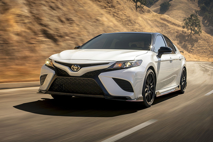 Tại triển lãm Ô tô Los Angeles 2018 diễn ra vào tháng 11 năm ngoái, hãng Toyota đã chính thức giới thiệu mẫu xe Camry TRD 2020 với khách hàng Mỹ. Mãi đến nay sau gần 1 năm, Toyota Camry TRD 2020 mới chính thức được báo giá ở thị trường Mỹ.