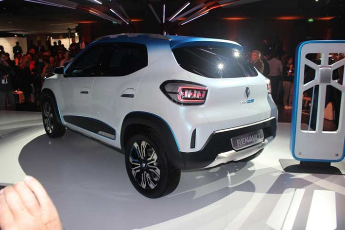 Một số tính năng đáng chú ý được trang bị cho xe ôtô Renault K-ZE mới là hệ thống thông tin giải trí cung cấp truy cập tới các dịch vị kết nối, hệ thống định vị, camera đi lùi và những thứ khác, và cả cảm biến đỗ xe phía sau nữa, dựa theo công ty Pháp.