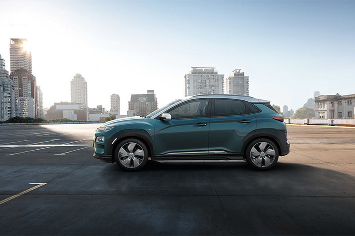 Ra mắt với 2 phiên bản tiêu chuẩn và cao cấp, Hyundai Kona cung cấp giải pháp di chuyển không cần nhiên liệu cho tương lai. Cụ thể, bản tiêu chuẩn ược trang bị bộ pin 39,2 kWh với cự ly hoạt động trong một lần sạc tối đa 300 km, công suất 133 mã lực, mô-men xoắn 395 Nm, tốc độ tối đa 167 km/giờ và khả năng tăng tốc từ 0-100 km/giờ trong 9,3 giây.