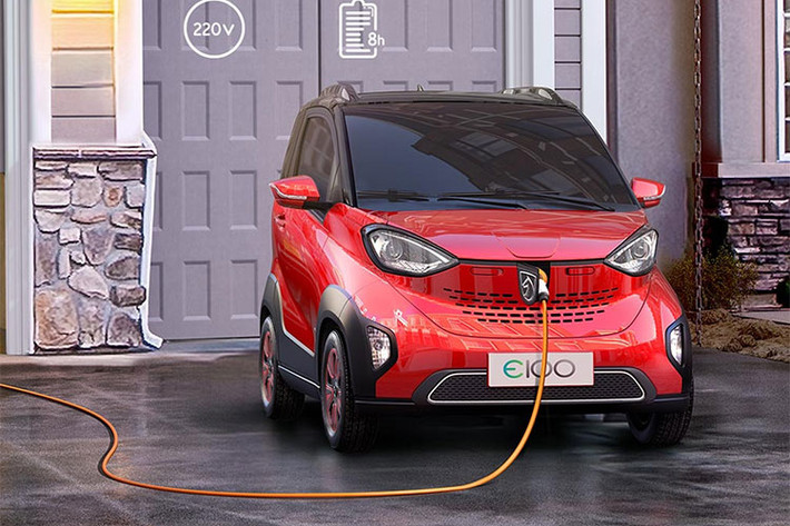 Xe ôtô điện Baojun E100 có kích cỡ tí hon được sản xuất bởi liên doanh SAIC-GM-Wuling nhằm phụ vụ thị trường nội địa Trung Quốc. Nó đã chính thức được bày bán rộng rãi từ năm ngoái, và mới đây nhà sản xuất đã tiến hành cập nhật thêm cho nó một số tính năng, gia tăng cự li chuyển và đồng thời đẩy mức giá bán lên một chút cho tương xứng.