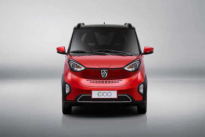 Giá đắt hơn là bởi Baojun E100 đời mới có cự li di chuyển tăng từ 155 km lên 200 km. Nhìn trên cách khía cạnh khác, mẫu xe 2019 còn được nhận thêm nhiều tính năng có lợi như kết nối Bluetooth, cảnh báo người đi bộ tự động và “khóa thông minh trên trang bị sạc điện.”