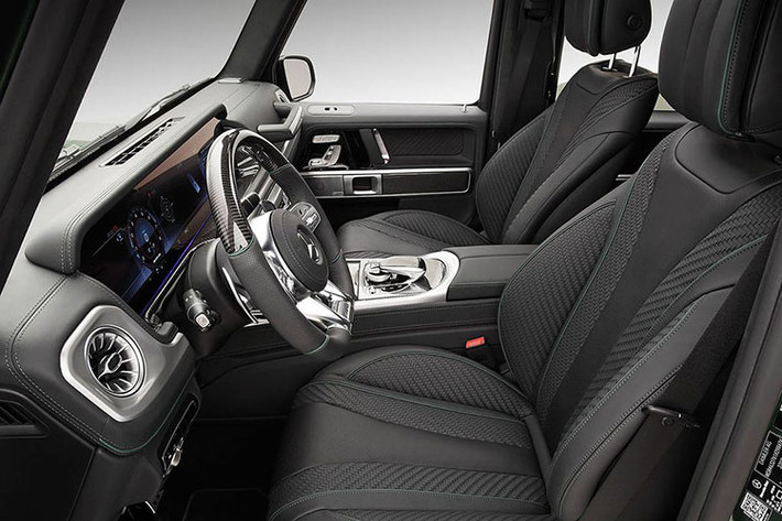 Ngoài ra, TopCar còn sẵn sàng đáp ứng nhu cầu của khách hàng nếu muốn nâng cấp nội thất cho xe, với các vật liệu cao cấp nhất hiện nay.