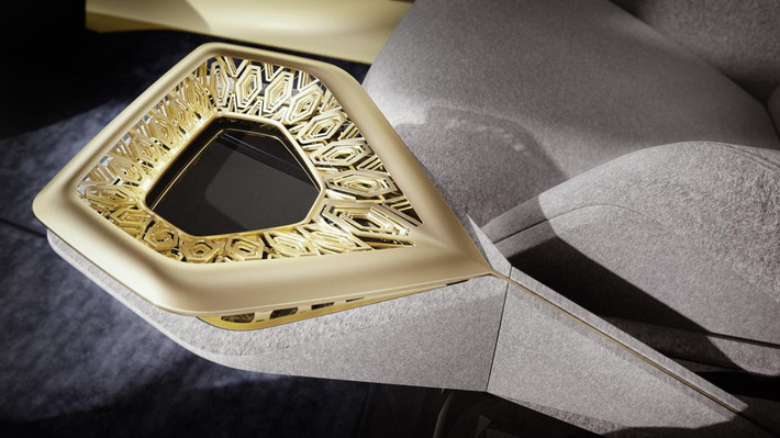 Chưa hết, Aston Martin còn đem sợi carbon, gốm, nhung cashmere và lụa vào nội thất của Lagonda Vision và được hoàn thiện bởi nghệ nhân David Snowdon cùng những người thợ thủ công từ nhà may Henry Poole ở Anh