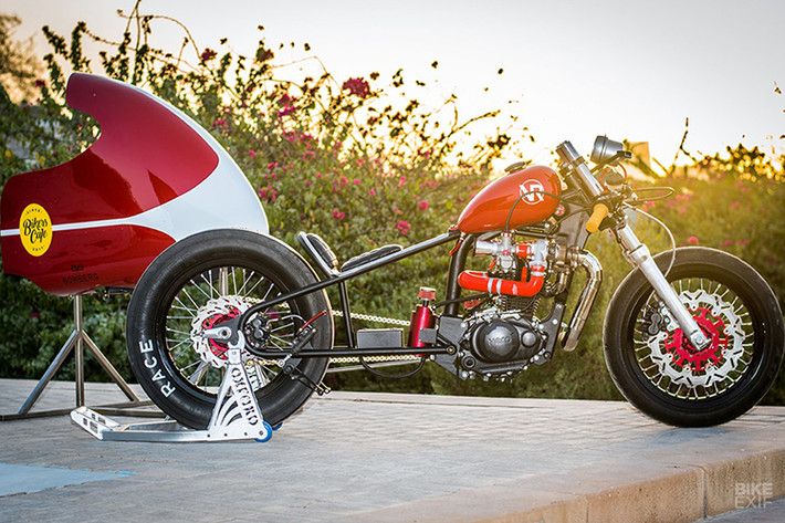 Dàn fairing có kiểu dáng gợi lên thiết kế của MV Agusta ở những năm 50. Alan chế miếng lót yên, miếng đệm lấy từ một chiếc Honda CB750 café racer. Cặp tay lái clip-on cùng gác để chân là phụ tùng độ chính hãng của Triumph Bonneville, các chi tiết này hoàn tất kiểu dáng dragster.