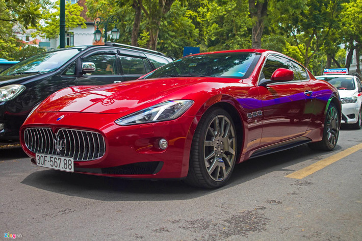 Một mẫu xe thể thao khác bên cạnh Ferrari là chiếc Maserati GranTurismo màu đỏ. Mẫu xe này được nhập về Việt Nam qua đại lý chính hãng. Maserati GranTurismo được trang bị động cơ V8 4.7L, sản sinh công suất 460 mã lực, mô-men xoắn cực đại 520 Nm.