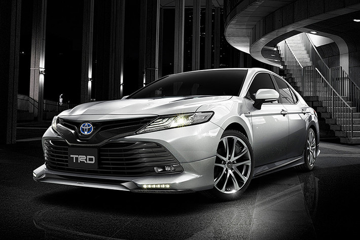 Hiện tại, các tùy chọn của gói phụ kiện TRD và Modellista sản xuất cho xe ôtô Toyota Camry 2018 chỉ mới được sản xuất dành cho người tiêu dùng xứ sở mặt trời mọc, còn các thị trường khác trên toàn cầu sẽ được cung cấp gói phụ kiện này sau một thời gian nữa.
