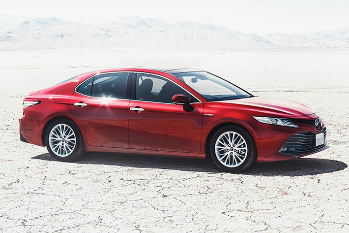 Đối với gói phụ kiện Modellista cho Camry 2018, phần cản trước của mẫu xe này sẽ được thiết kế khác biệt hoàn toàn với dải sọc tối màu 2 bên, bổ sung cánh gió bên hông xe và sử dụng bộ vành hợp kim đa chấu sơn đen mờ kích thước 20 inch.