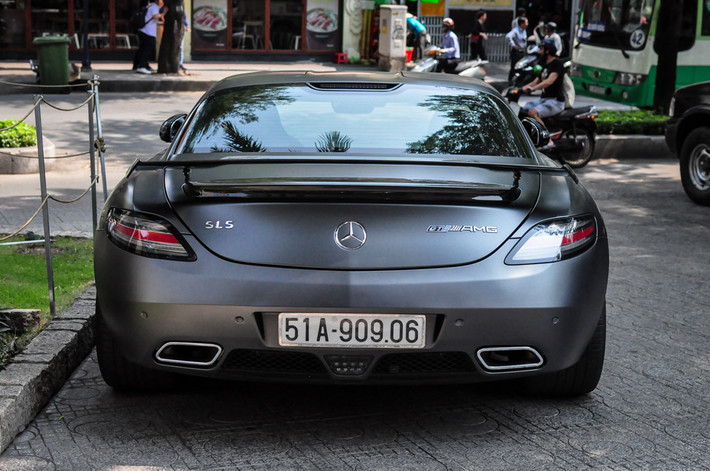 Final Edition là phiên bản cuối cùng để "tạm biệt" dòng xe SLS AMG GT, trước khi thay thế bằng mẫu GT AMG kích thước nhỏ hơn. Mercedes SLS AMG GT Final Edition chỉ có 350 chiếc trên toàn cầu.