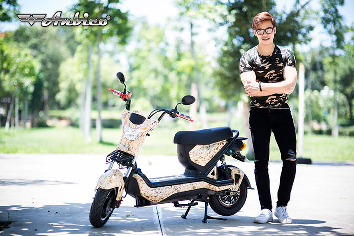 Từng được ra mắt tại Việt Nam hồi tháng 7/2015 với 6 màu sơn, mẫu xe điện Anbico Twister đã có chỗ đứng của riêng mình. Ở phiên bản 2016 hoàn toàn mới này, hãng xe điện Anbico bất ngờ bổ sung thêm màu rằn ri mới đầy "chất nam nhi".