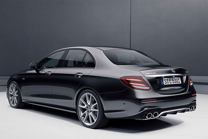 Hệ thống mild-hybrid 48-volt trên AMG E53 mới bổ sung công suất cho động cơ nhờ môtơ điện sản sinh thêm 21 mã lực và 250 Nm mô men xoắn. Xe có thêm bộ nén phụ giúp giảm thiểu hiện tượng giật do tăng áp.