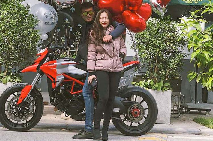 Đặc biệt hơn cả là cặp đôi Biker tại Hà Tĩnh này từng thu hút giới mê xe cũng như cộng đồng mạng với bộ ảnh cưới lung linh trên chiếc xe môtô phân khối lớn Ducati Monster 1200 hơn 2 năm về trước.
