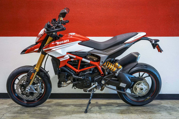 Nâng cấp lớn nhất trên Hypermotard mới đó là động cơ L-Twin Testastretta II đã được nâng dung tích lên từ 821 thành 937 cc. Với động cơ mới, tất cả các phiên bản đều có công suất tối đa 113 mã lực, mạnh hơn 3 mã lực so với thế hệ cũ cùng mô-men xoắn cực đại tăng 10%.