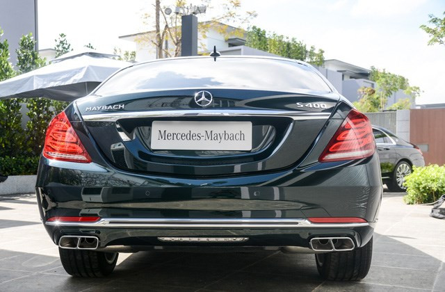 Khác biệt với Mercedes Maybach S600 và S500, Mercedes-Maybach S 400 4MATIC sở hữu loại mâm xe 19 inch đa chấu đơn đa chấu đơn. Mercedes còn trang bị tính năng Curve Dynamic Assist giúp tránh hiện tượng thiếu lái khi vào cua ở tốc độ cao, Crosswind Assist hỗ trợ người lái điều khiển khi có lực gió mạnh thổi ngang thân xe.