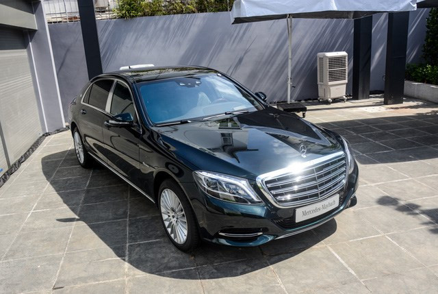 Còn chiếc Mercedes-Maybach S400 4Matic từng được ra mắt vào hồi đầu năm 2017 tại thị trường Việt Nam, xe sở hữu điểm nhấn ở lưới tản nhiệt 3 thanh ngang mạ crôm sáng loáng và đèn pha LED. Xe có chiều dài tổng thể 5.457 mm, rộng 1.899 mm và cao 1.498 mm. So với bản tiên chuẩn, Maybach S400 dài hơn khoảng 200 mm.
