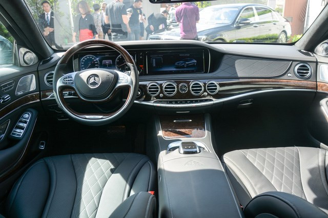 Bên trong nội thất, so với phiên bản Maybach S500 có chức năng massage ở tất cả các ghế thì Maybach S400 4Matic được rút gọn chỉ có chức năng này ở ghế sau. Ngoài ra, cả hai đều sử dụng chất liệu da Nappa Exclusive hoặc designo Exclusive Semi-aniline.