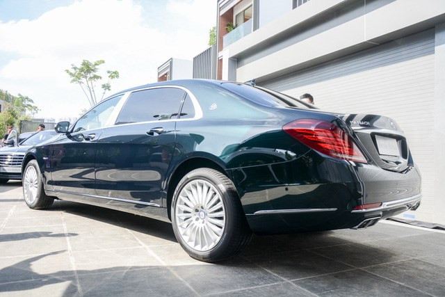 Bên cạnh ngoại thất sang trọng, logo hai chữ M lồng vào nhau Maybach được trang trí ở bên sườn xe, gần cửa kính sau cũng là đặc điểm nhận dạng của dòng xe siêu sang nhà Mercedes-Benz so với những chiếc xe sang của thương hiệu Mercedes-Benz thông thường khi xuất hiện trên phố.