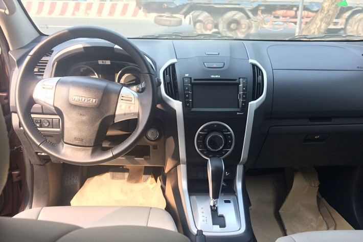 Bên trong nội thất của Isuzu mu-X chung thiết kế với mẫu bán tải D-Max. Vô-lăng 3 chấu lớn và cụm điều khiển điều hòa hình tròn. Bảng đồng hồ có màu trắng trên nền đen, sử dụng kết hợp dạng analog và màn hình TFT. ISUZU mu-X có đến 19 hộc chứa đồ trong khoang nội thất. Xe được trang bị ghế ngồi bọc da, chỉnh điện đối với ghế lái, ghế bên phụ chỉnh tay 4 hướng cùng hàng ghế 2 điều chỉnh độ ngả.