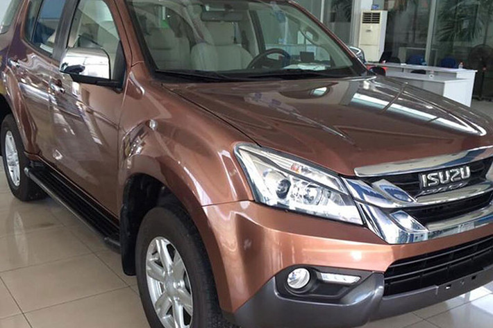 Xe đi kèm với nhiều trang bị an toàn như: chống bó cứng phanh (ABS), phân bổ lực phanh điện tử (EBD), hỗ trợ phanh khẩn cấp (BA), kiểm soát lực kéo (TCS), cân bằng điện tử (ESC), hỗ trợ khởi hành ngang dốc (HSA). Hiện tại, dòng xe Isuzu Mu-X mới đã có phiên bản 2 cầu số tự động mới, thay vì chỉ có duy nhất một lựa chọn 1 cầu số tự động như trước.