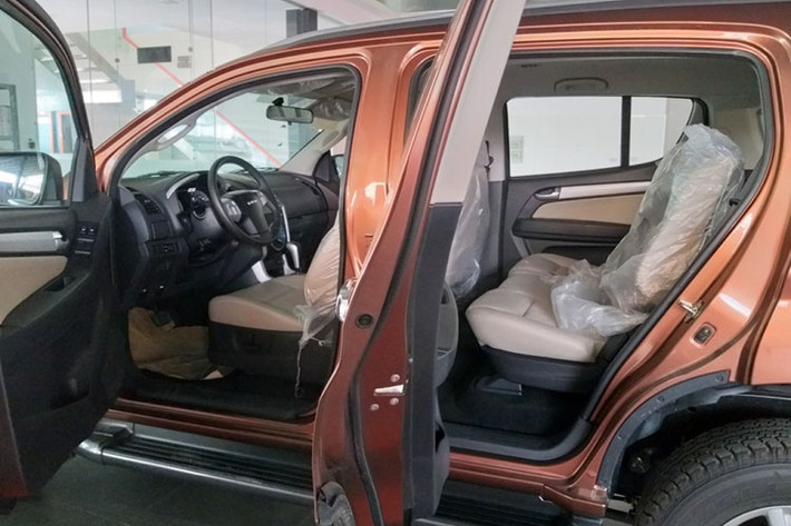 Isuzu mu-X đời 2017 có kích thước tổng thể lần lượt là dài 4.825mm, rộng 1.860mm và cao 1.840mm. Chiều dài cơ sở 2.845mm, khoảng sáng gầm 230mm và bán kính vòng quay 5,8m. Bản mới không thay đổi nhiều về thiết kế, giúp cho kiểu dáng của bản 2017 vẫn chưa thực sự lỗi thời.