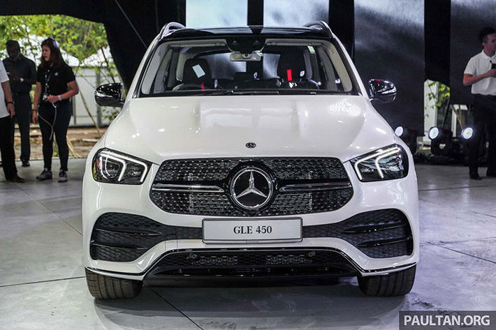 Động cơ 6 xy-lanh mild hybrid trên Mercedes-Benz GLE 450 mới cho tổng công suất tối đa 367 mã lực từ 5.500 - 6.100 v/p và mô-men xoắn cực đại 500Nm từ 1.600 - 4.500 v/p. Sức mạnh được truyền xuống bốn bánh (4Matic) thông qua hộp số tự động 9 cấp 9G-Tronic.