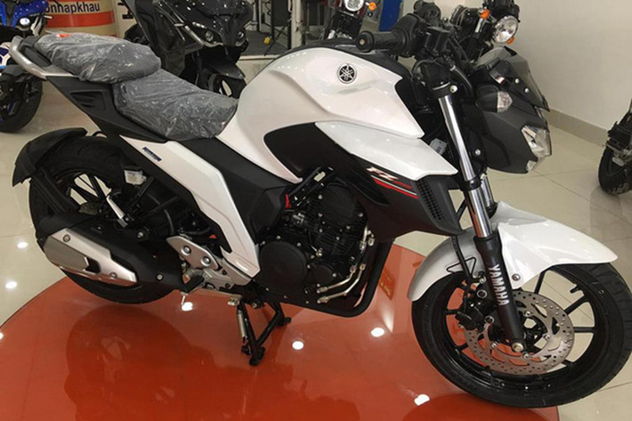 Những chiếc Yamaha FZ 25 mới cập bến TP HCM sở hữu hai màu sơn là xanh dương và trắng. Theo đại lý tư nhân phân phối mẫu xe này cho biết; Yamaha FZ 25 có giá khoảng hơn 60 triệu đồng tại thị trường Việt Nam. Trong khi đó, tại thị trường Ấn Độ, Yamaha FZ 25 có giá chỉ 119.500 Rupee (tương đương 39,6 triệu đồng).