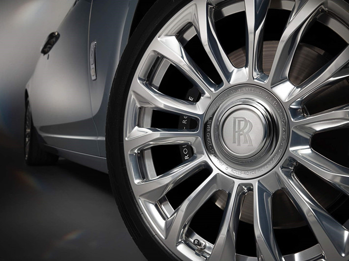 35 chiếc Rolls-Royce Silver Ghost mới dạng Bespoke được tung ra năm ngoái. Biểu tượng Spirit of Ecstasy làm bằng bạc sterling, cabin ốp gỗ sồi Tudor Oak khảm bạc, đường cong chạy dọc thân xe (coachline) bằng bạc nguyên chất 100%.