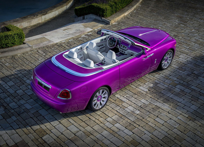 Chiếc Rolls-Royce Phantom có màu khác thường này dành riêng cho nhà sưu tập lừng danh Michael Fux. Đây là chiếc Rolls-Royce đặt riêng thứ 11 của Michael Fux từ thương hiệu xe siêu sang Anh quốc. Xe dùng màu sơn “Fux Intense Fuxia Pearl” độc nhất vô nhị chưa từng xuất hiện trên mẫu Rolls-Royce nào.