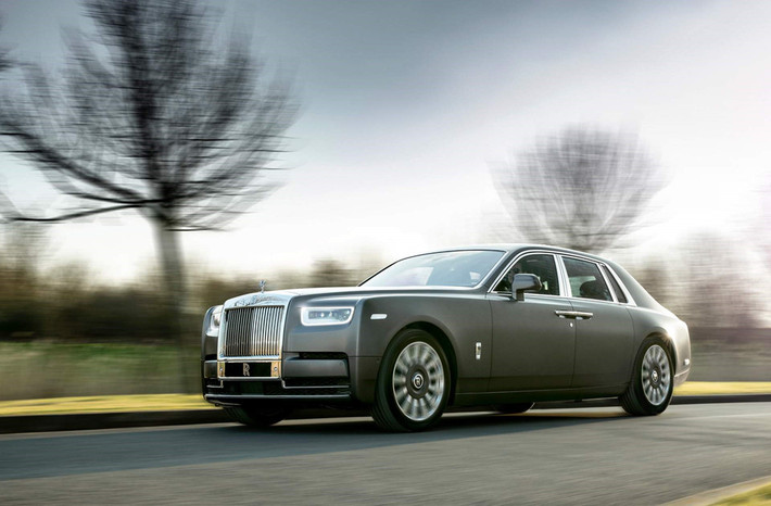 Phantom "quý hơn vàng". Chiếc Phantom cá nhân hóa cực cao được mệnh danh “Gentleman’s Tourer” (phi cơ mặt đất của quý ông) này làm bằng chất liệu ruthenium thuộc nhóm platium quý hơn vàng. Mỗi năm, thế giới khai thác được 2.500 tấn vàng, nhưng chỉ có thể ra 20 tấn ruthenium.