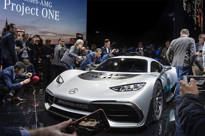 Mặc dù Mercedes-AMG Project One chính thức được giới thiệu cách đây vài tháng nhưng nhiều thông số của xe vẫn được giữ kín. Chỉ biết rằng đây là mẫu xe lai sử dụng kết hợp động cơ tăng áp V6 dung tích 1,6 lít với bốn môtơ điện đạt công suất tổng cộng 1.000 mã lực.