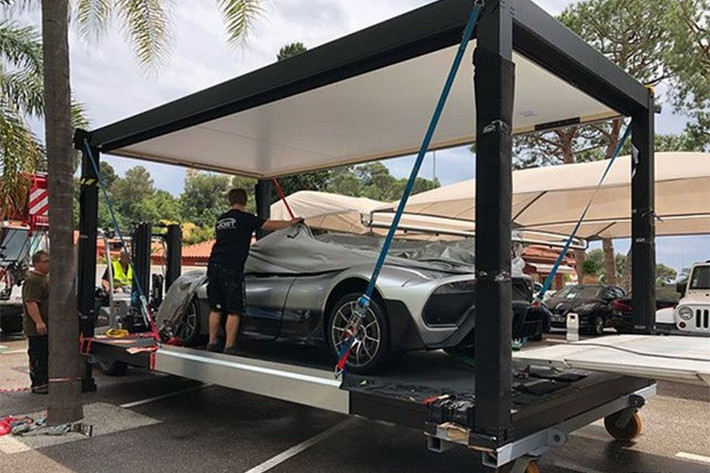 Sau năm tháng kể từ khi ra mắt, thậm chí người ta không biết Mercedes-AMG Project One nặng bao nhiêu. Có thông tin trọng lượng của siêu xe nhà Mercedes vào khoảng 1,3-1,4 tấn. Mercedes chỉ sản xuất 275 chiếc Project One với giá 2,7 triệu USD mặc dù nhận được 1.100 đơn đặt hàng.