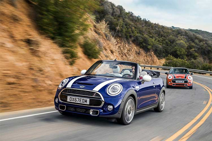 Các phiên bản MINI Cooper 2019 cũng sẽ sở hữu các gói cá nhân hóa MINI Yours Customised đặc biệt. Khách hàng có thể đặt các chi tiết như đèn chiếu sáng ở cửa, bậc lên xuống, tấm ốp hai bên thân xe hay bên trong nội thất. Những tùy chọn cá nhân hóa cho các chi tiết này là gần như vô hạn với các hoa văn, màu sắc, bề mặt, phông chữ...