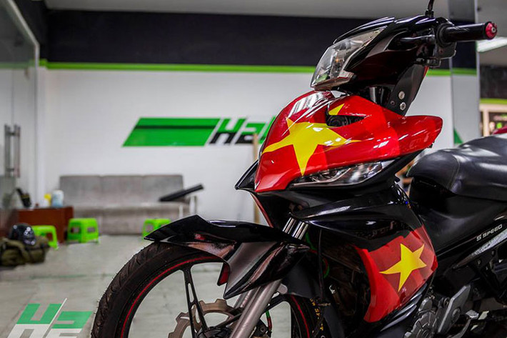 Exciter 135 được trang bị động cơ 4 thì, xi-lanh đơn, SOHC, dung tích 135 phân khối làm mát bằng dung dịch, công suất tối đa 12 mã lực tại 8.500 vòng/phút và mô-men xoắn cực đại 12 Nm tại 6.000 vòng/phút.