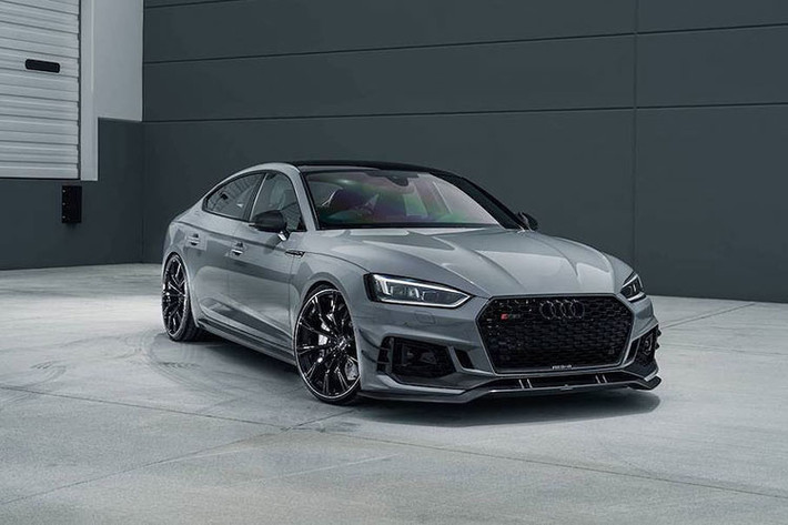 Tương tự như Brabus đối với Mercedes, ABT là một trong những cái tên được người yêu xe nhớ tới đầu tiên bởi các gói độ nâng cấp triệt để từ trong ra ngoài dựa trên mọi dòng Audi khác nhau. Ngay cả mẫu coupe hiệu năng cao Audi RS5 Sportback mới vốn đã được chi nhánh Audi Sport nâng cấp cũng không phải là ngoại lệ, khi ABT đã vừa công bố gói độ RS5-R Sportback với số lượng giới hạn dành cho chiếc xe.