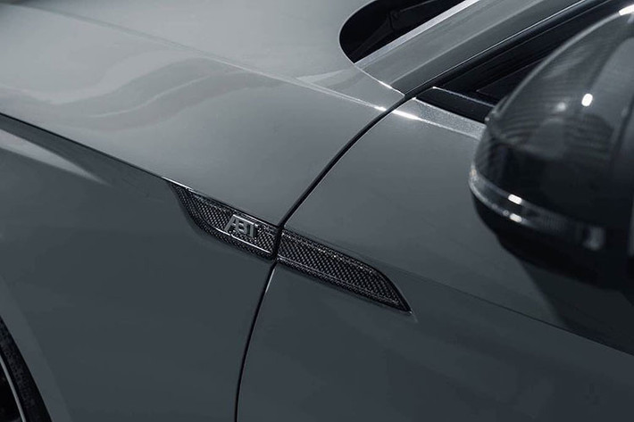 Với gói độ RS5-R, ABT sẽ nâng cấp hệ thống treo của xe với các thanh ổn định chống vặn xoắn và các lò xo có khả năng điều chỉnh độ cao. Ngoài ra một bộ giảm xóc mới đặc biệt cũng đang được hãng phối hợp phát triển cùng hãng phuộc xe hơi nổi tiếng KW.