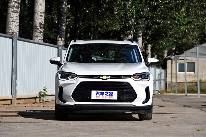 Chevrolet Orlando 2019 mang thiết kế ngoại thất lấy cảm hứng từ mẫu xe concept thể thao FNR-X đã từng trình làng trong triển lãm ô tô Thượng Hải 2017. Xe được trang bị lưới tản nhiệt được chia thành 2 phần, trong đó phần dưới mở rộng và phần trên nối liền với cụm đèn pha LED.