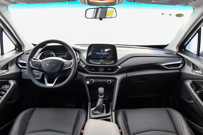 Bên trong mẫu xe SUV Chevrolet Orlando 2019 có những trang bị nổi bật như màn hình thông tin giải trí nằm độc lập với kích thước 8 inch, hệ thống kết nối thông minh trong xe MyLink thế hệ mới, hỗ trợ kết nối với điện thoại và bản đồ dành riêng cho thị trường Trung Quốc.