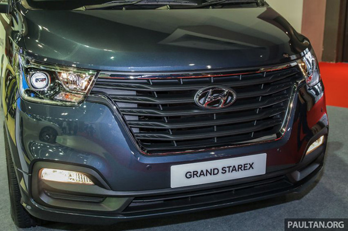 Dù chỉ là bản cải tiến và nâng cấp nhưng Hyundai Grand Starex 2019 lại có nhiều thay đổi khiến người ta nghĩ rằng đây là thế hệ hoàn toàn mới. Cụ thể thiết kế gần như thay đổi ở mặt trước với mặt nạ mới, hiện đại với lưới tải nhiệt đa tầng, đi kèm cùng cụm đèn pha projector sắc sảo, cản trước năng động và đèn sương mù thiết kế mới.