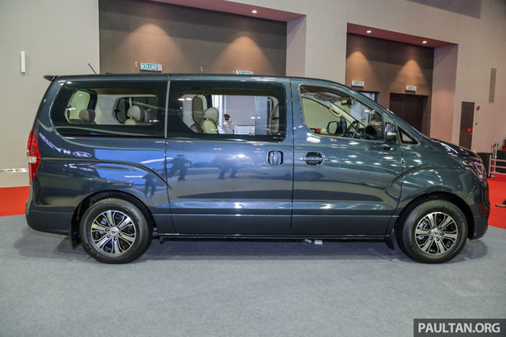 Thế hệ thứ 2 của chiếc MPV cỡ lớn từng ra mắt lần đầu từ năm 2017, tuy nhiên tới nay hãng xe ôtô Hyundai mới nâng cấp lớn giữa vòng đời cho Starex. Cũng giống đời trước, mẫu xe Hyundai Grand Starex 2019 sở hữu kích thước 5.150mm dài, 1,920mm rộng và 1.925mm cao.