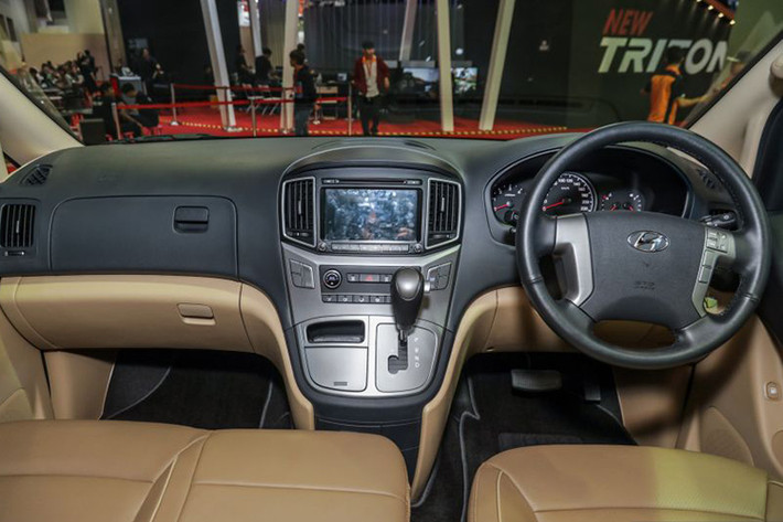 Bên trong chiếc xe van 4 hàng ghế và 11 chỗ ngồi này của nhà sản xuất Hyundai còn được trang bị màn hình cảm ứng trung tâm tích hợp chỉ đường, 6 cửa gió điều hòa gắn trên trần xe chia đều cho ba hàng ghế phía sau, cảm biến đỗ xe trước/sau, camera lùi,...
